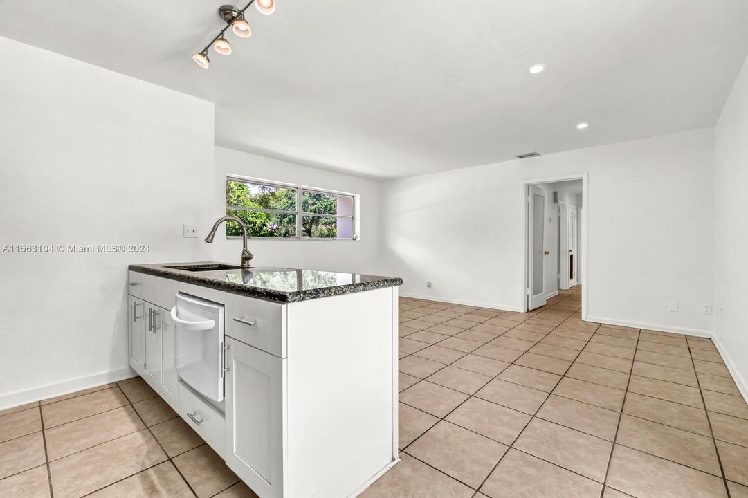 Recently Sold: $985,000 (3 beds, 2 baths, 1329 Square Feet)
