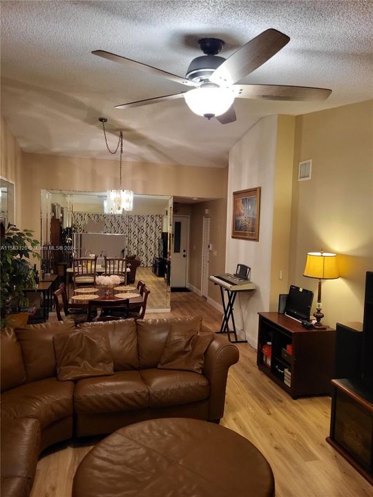 For Sale: $369,000 (2 beds, 2 baths, 1038 Square Feet)