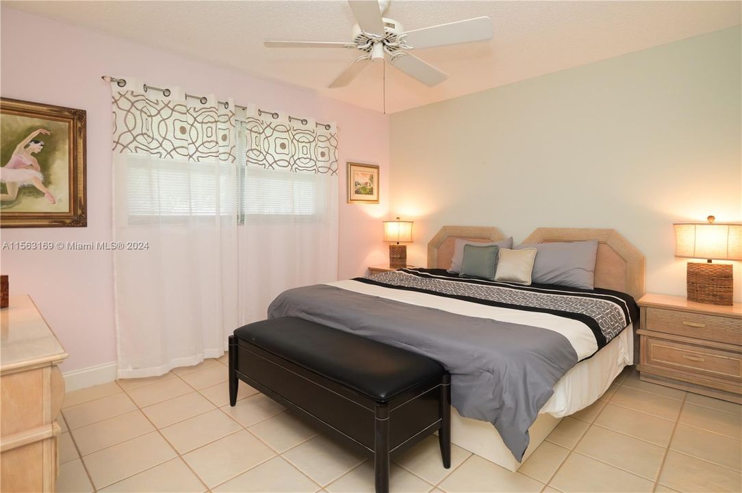 For Sale: $279,900 (2 beds, 2 baths, 1144 Square Feet)