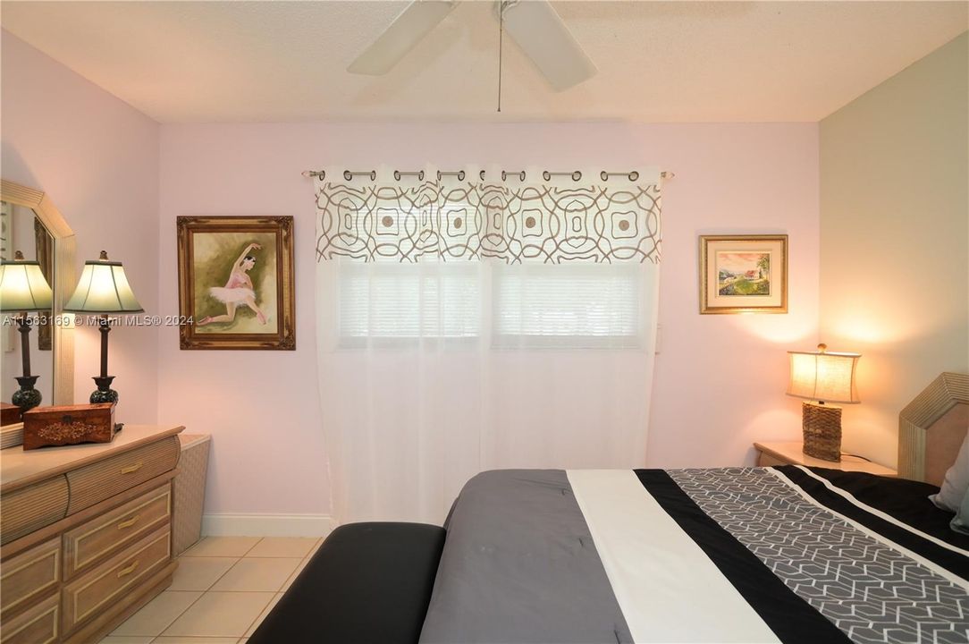 For Sale: $279,900 (2 beds, 2 baths, 1144 Square Feet)