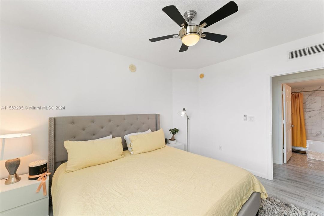 Active With Contract: $409,900 (1 beds, 1 baths, 749 Square Feet)