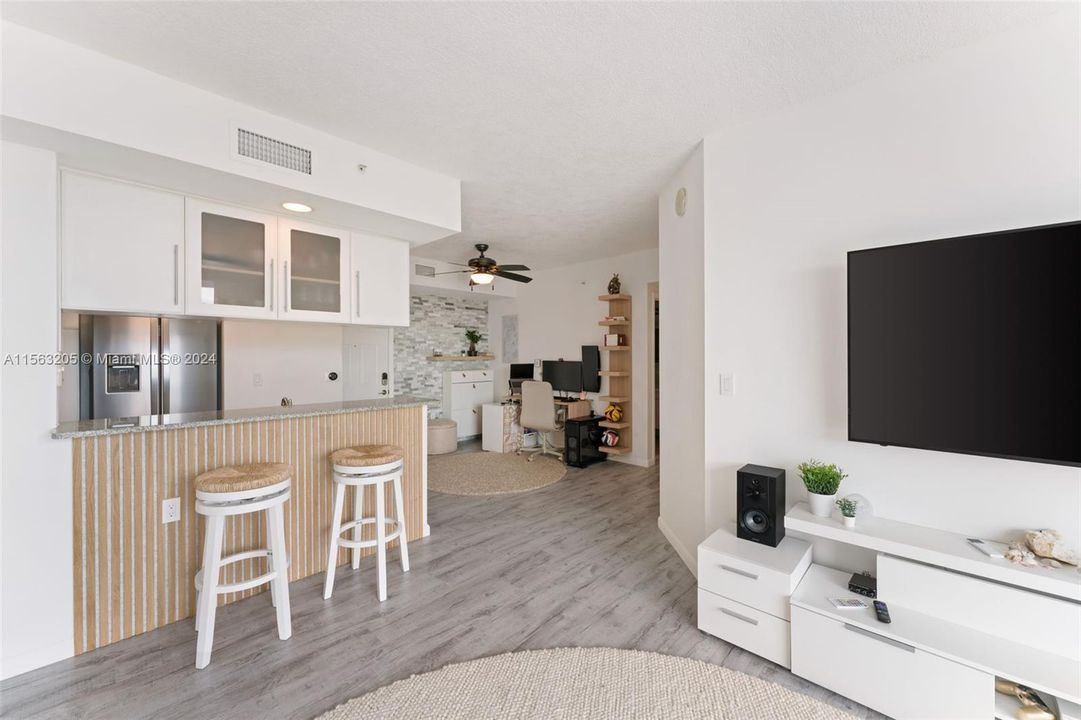 Active With Contract: $409,900 (1 beds, 1 baths, 749 Square Feet)