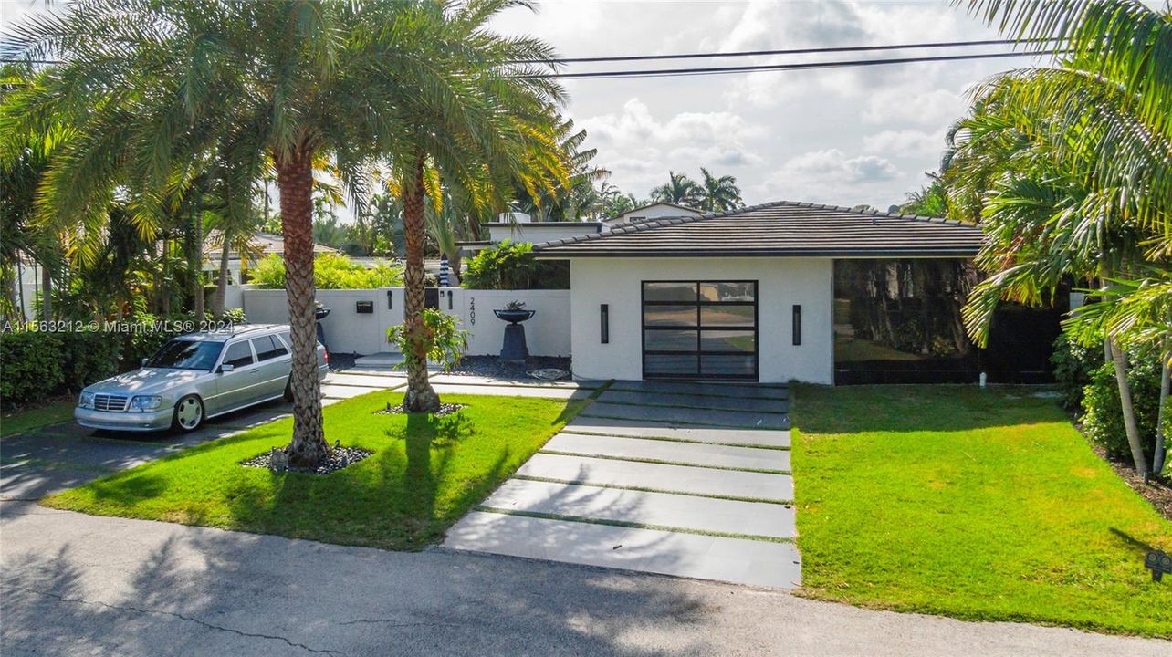 Recently Sold: $1,495,000 (3 beds, 3 baths, 1882 Square Feet)