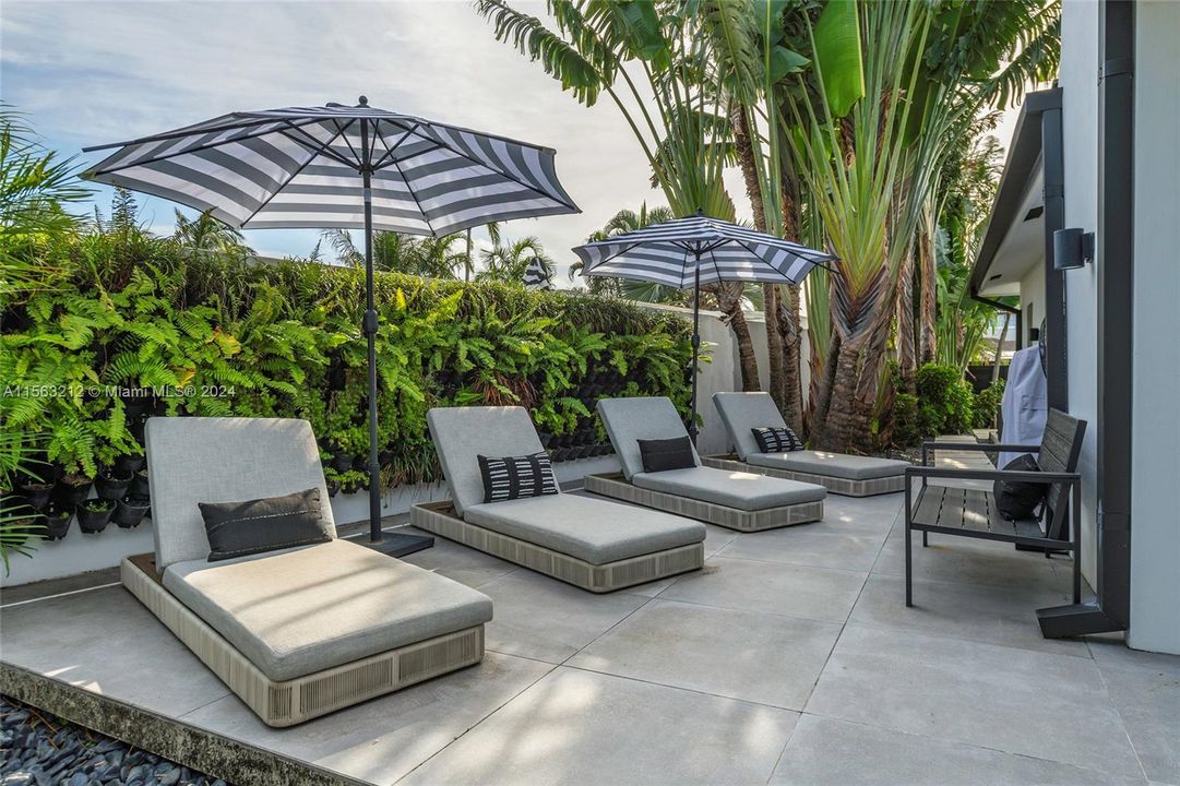 Recently Sold: $1,495,000 (3 beds, 3 baths, 1882 Square Feet)