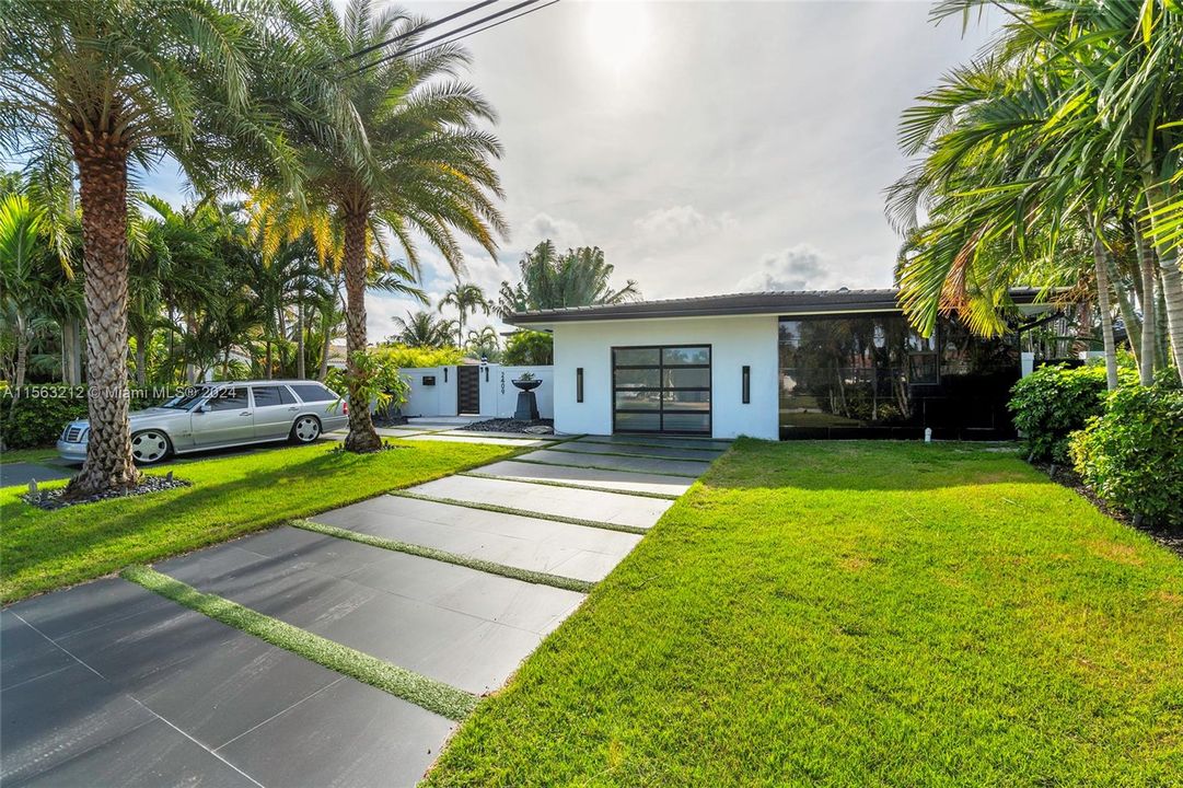 Recently Sold: $1,495,000 (3 beds, 3 baths, 1882 Square Feet)