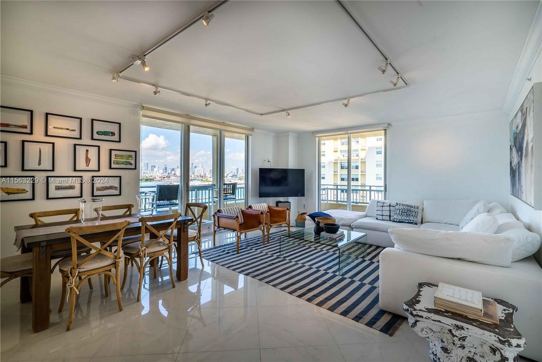 Active With Contract: $1,650,000 (2 beds, 2 baths, 1130 Square Feet)
