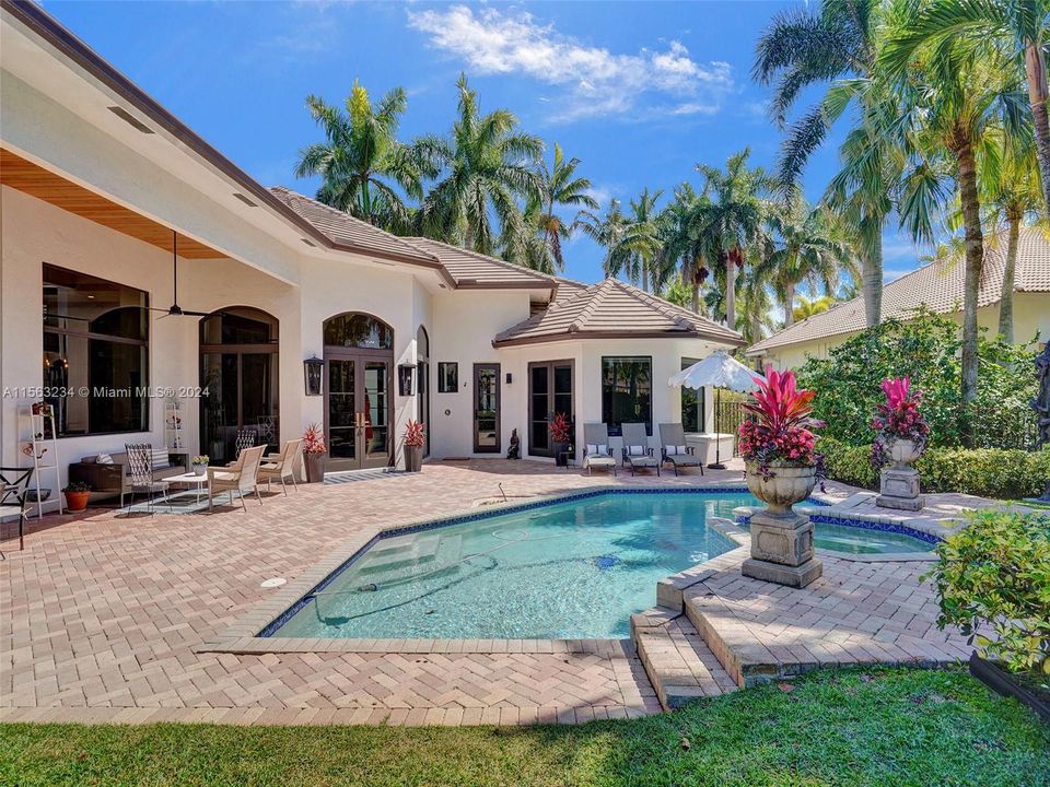 Recently Sold: $2,675,000 (5 beds, 4 baths, 4316 Square Feet)