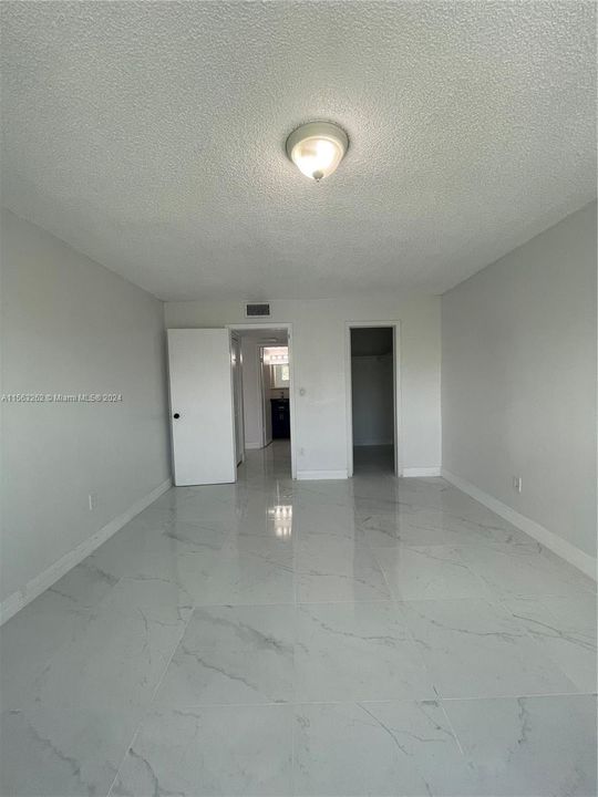 Recently Sold: $200,000 (1 beds, 1 baths, 706 Square Feet)