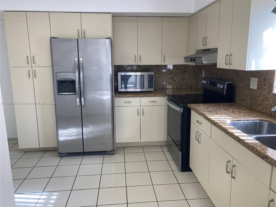 Recently Sold: $650,000 (3 beds, 2 baths, 1776 Square Feet)