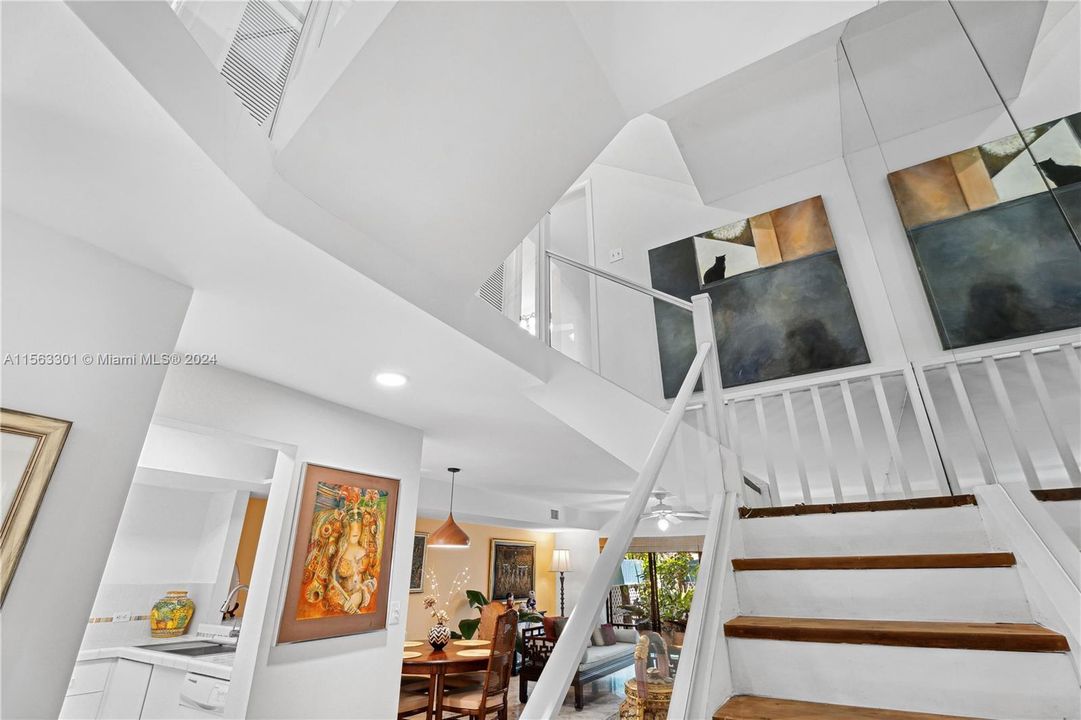 Airy and light open stairwell to 2nd floor