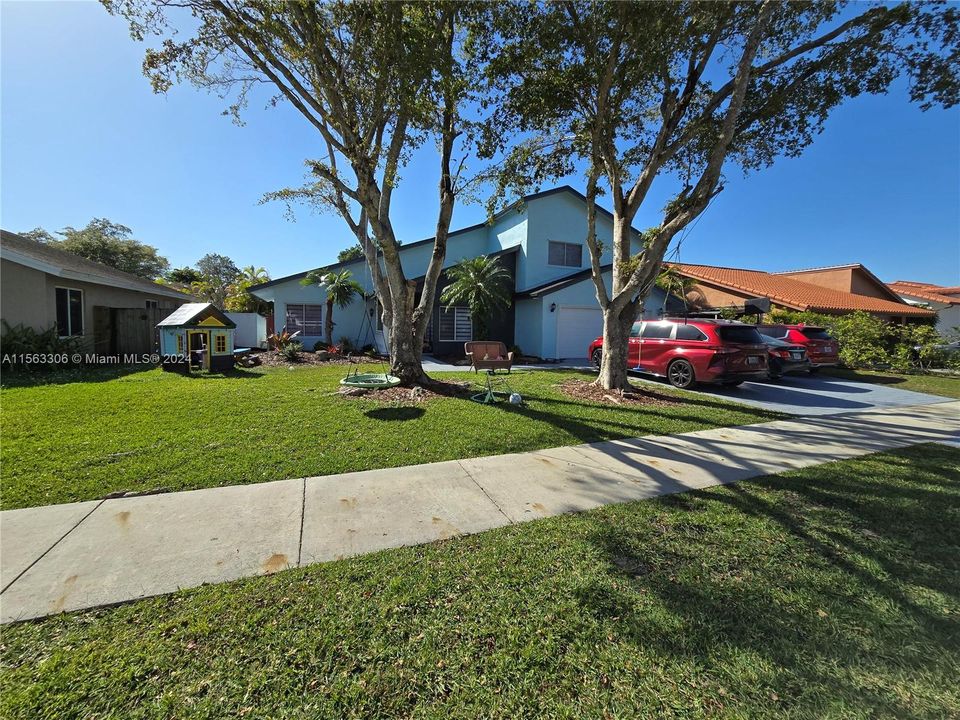 Active With Contract: $750,000 (4 beds, 3 baths, 2350 Square Feet)