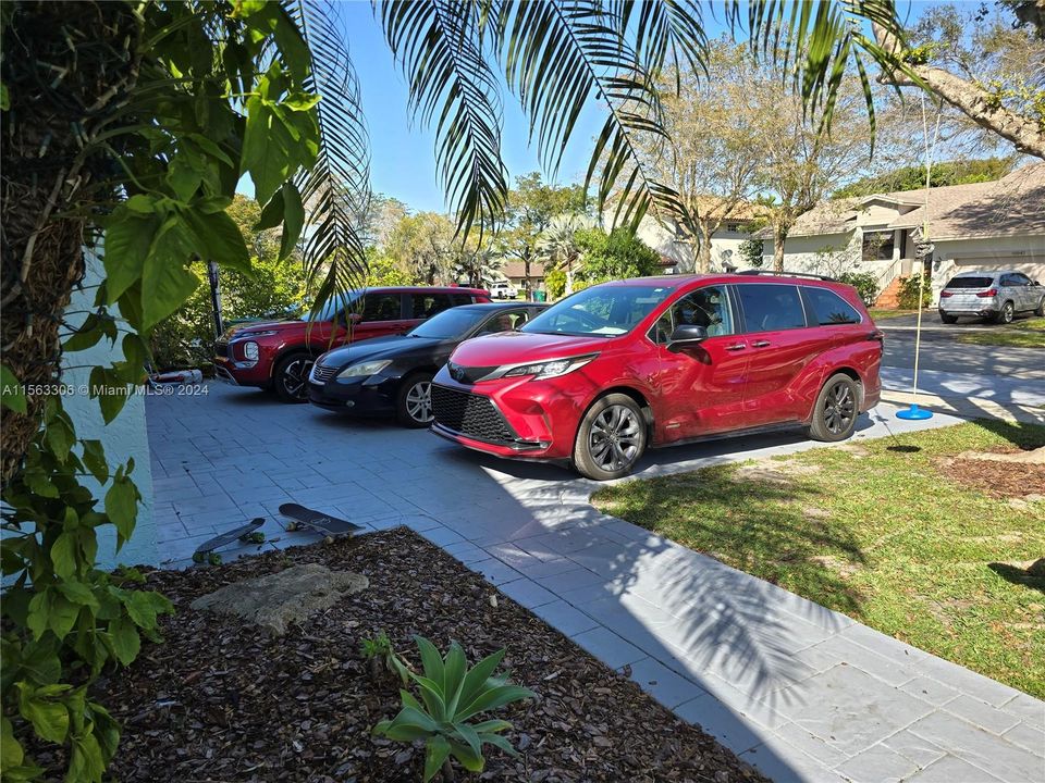 Active With Contract: $750,000 (4 beds, 3 baths, 2350 Square Feet)