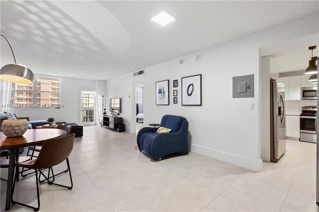 For Sale: $495,000 (1 beds, 1 baths, 910 Square Feet)