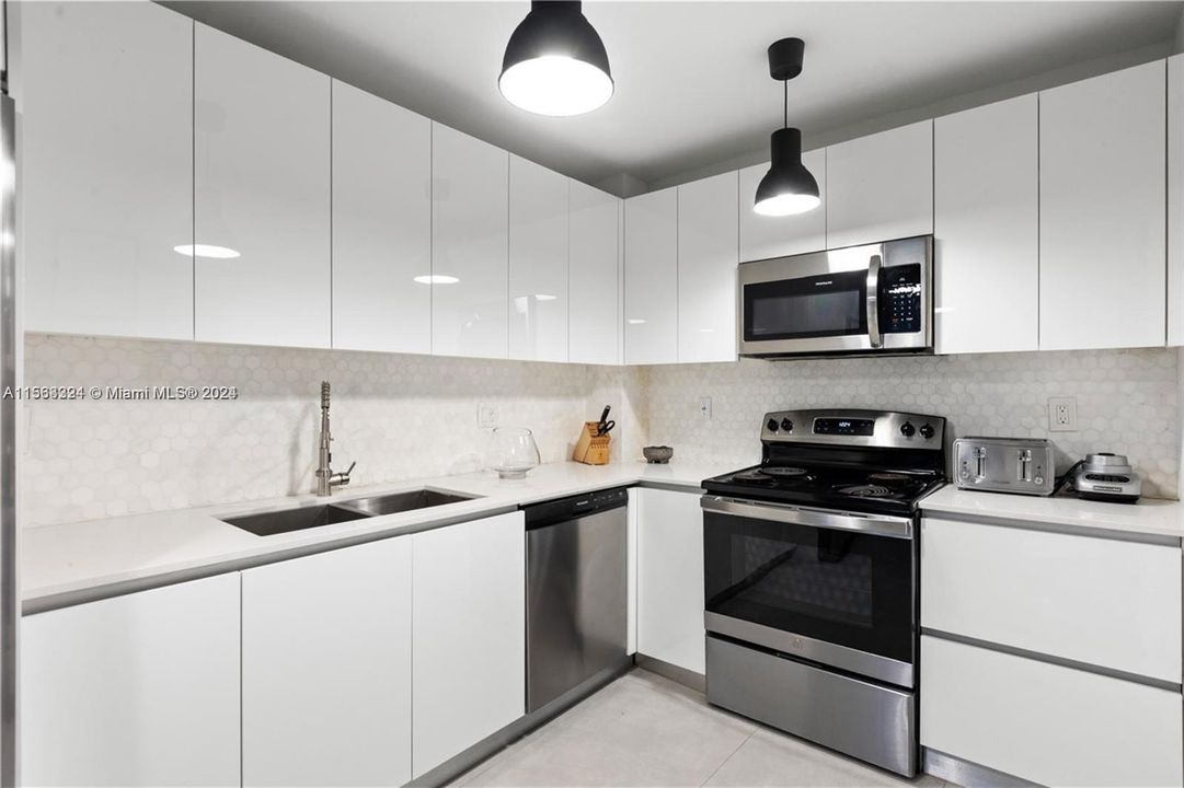For Sale: $495,000 (1 beds, 1 baths, 910 Square Feet)