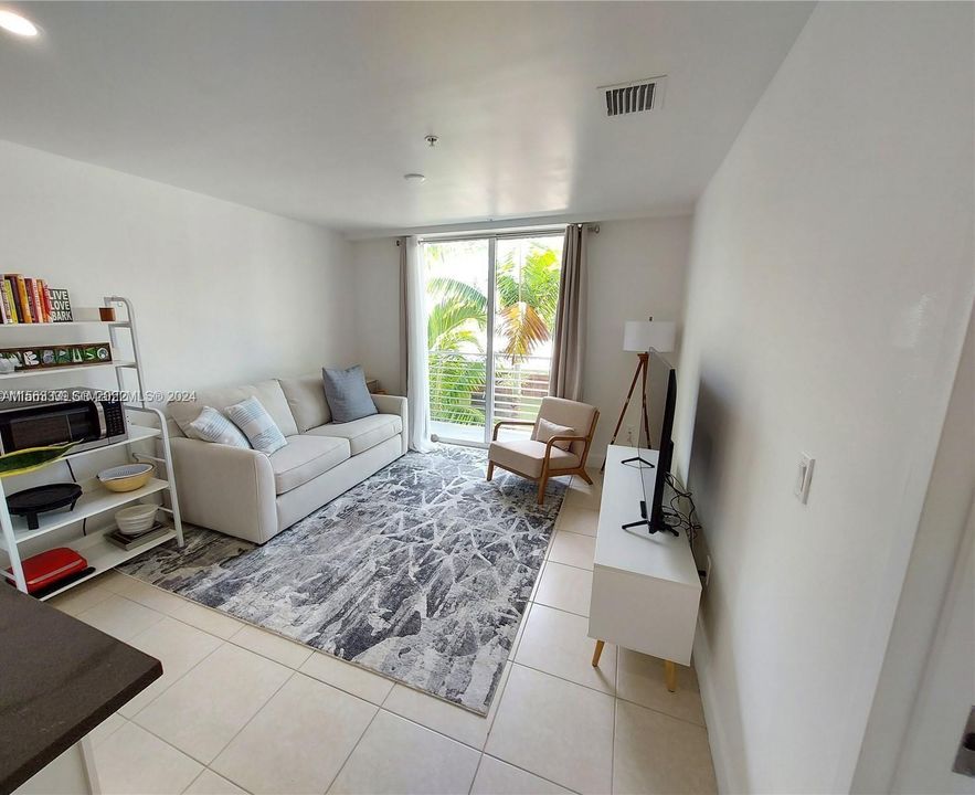 For Sale: $539,000 (2 beds, 2 baths, 976 Square Feet)