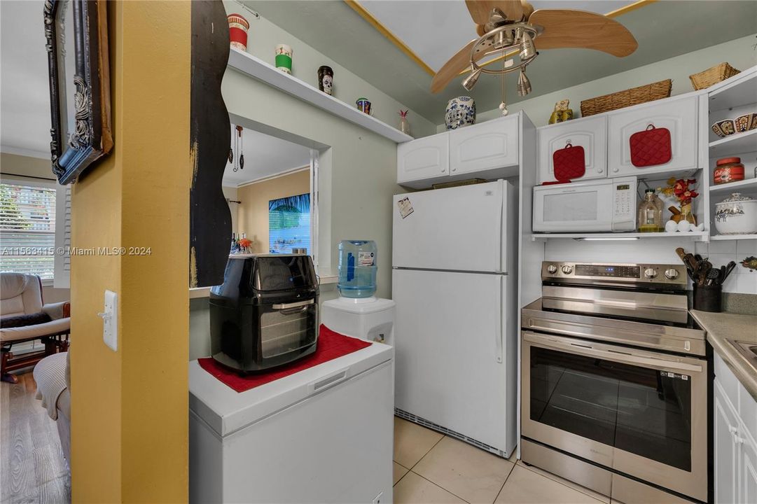 For Sale: $99,900 (1 beds, 1 baths, 585 Square Feet)