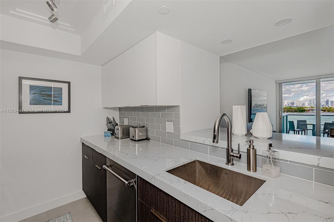 Active With Contract: $599,000 (1 beds, 1 baths, 852 Square Feet)