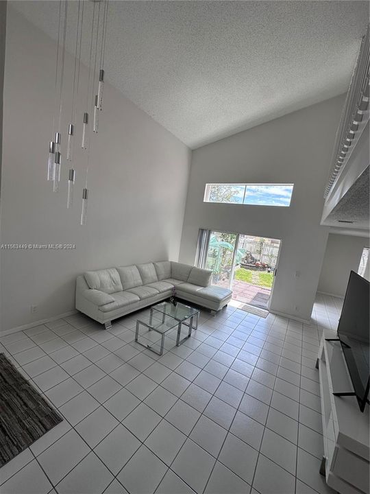 Vendido Recientemente: $699,000 (4 camas, 2 baños, 2347 Pies cuadrados)