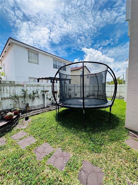 Vendido Recientemente: $699,000 (4 camas, 2 baños, 2347 Pies cuadrados)