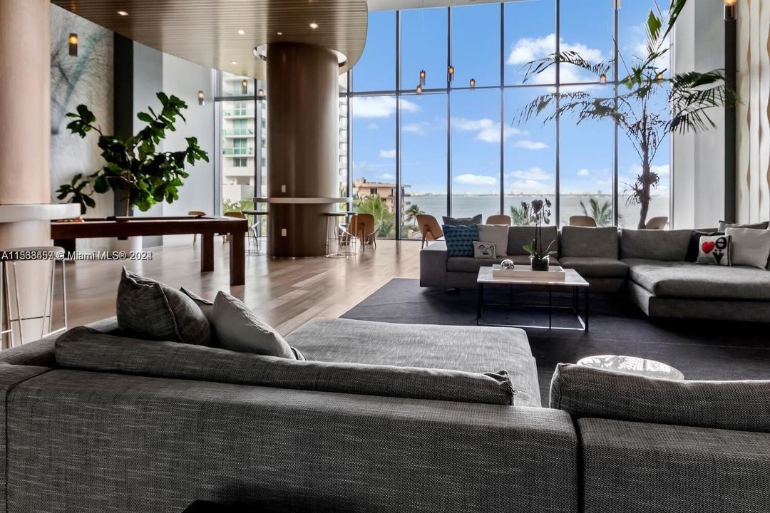 Recently Rented: $7,500 (3 beds, 2 baths, 1395 Square Feet)