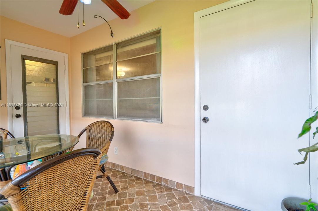 For Sale: $160,000 (2 beds, 2 baths, 968 Square Feet)