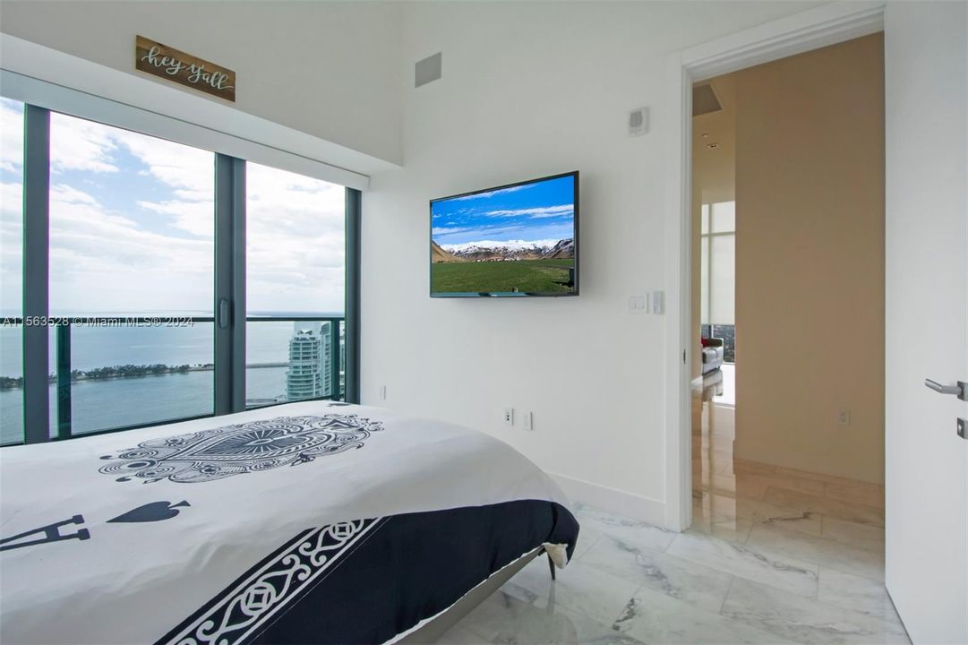 For Sale: $5,300,000 (3 beds, 3 baths, 2069 Square Feet)