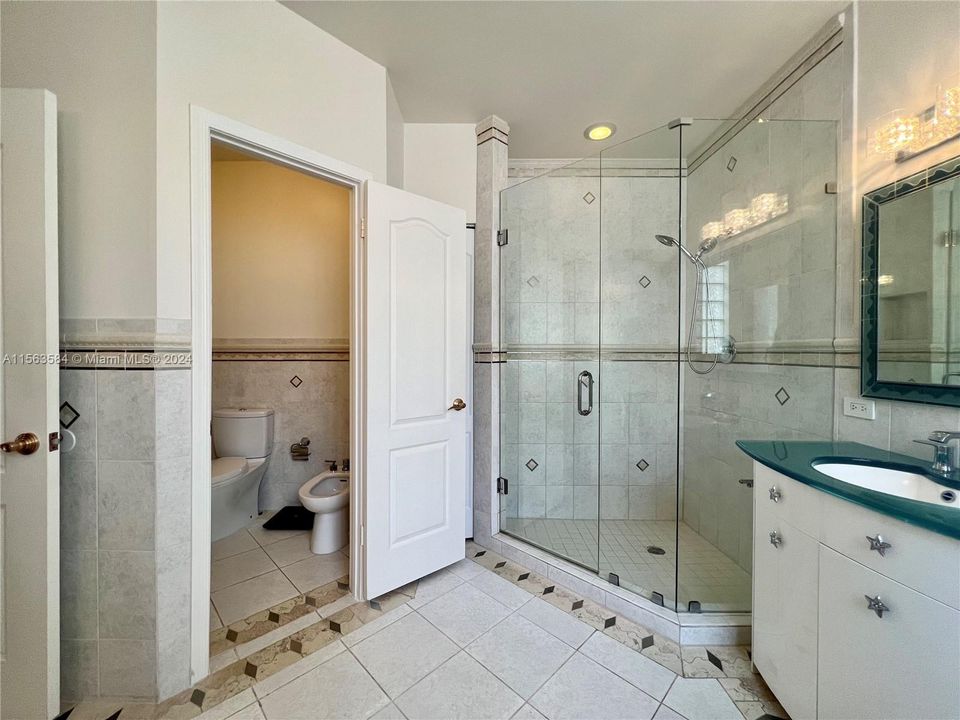 Big master bathroom with Bathtub and shower