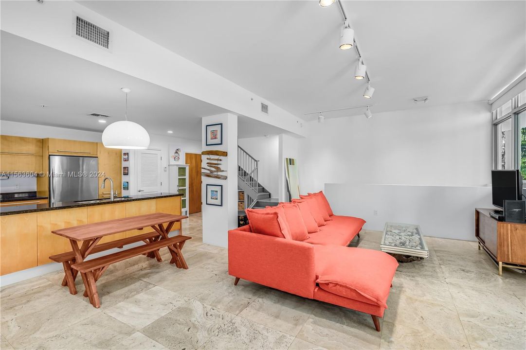 Active With Contract: $1,095,000 (2 beds, 2 baths, 1345 Square Feet)