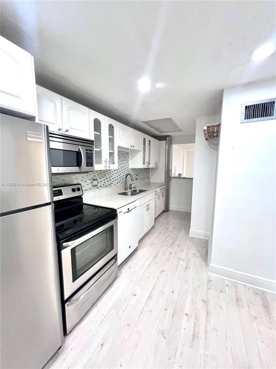 For Sale: $238,000 (1 beds, 1 baths, 865 Square Feet)