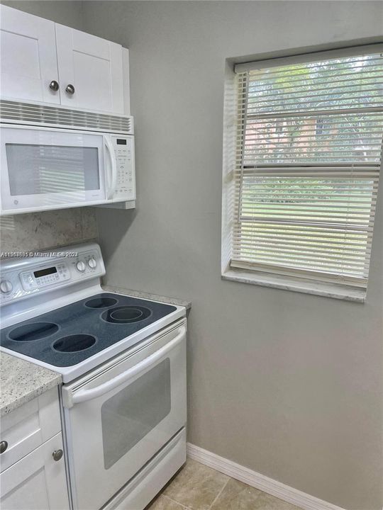For Sale: $178,000 (1 beds, 1 baths, 560 Square Feet)
