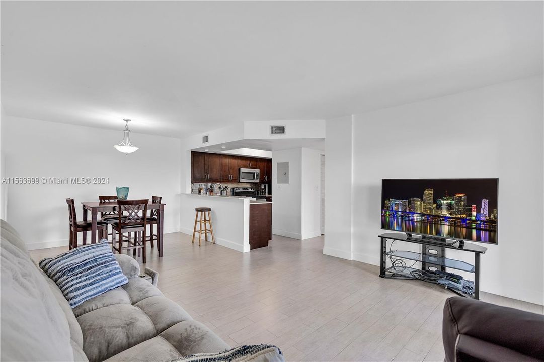 Recently Sold: $299,000 (2 beds, 2 baths, 1113 Square Feet)