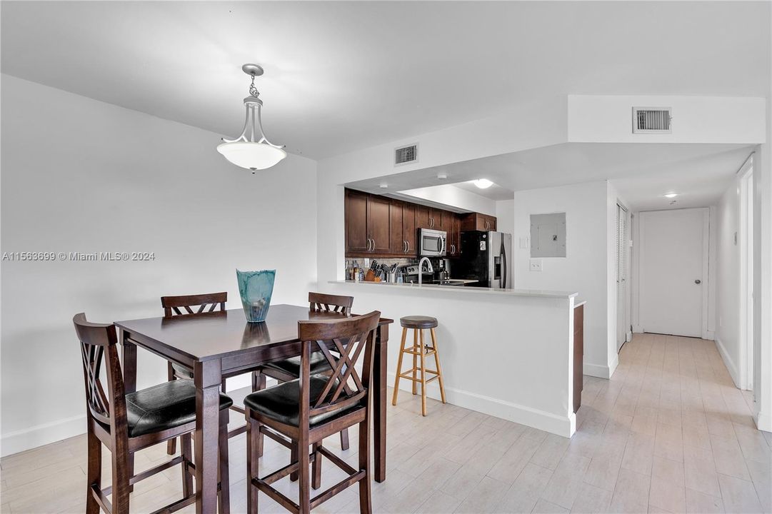 Active With Contract: $299,000 (2 beds, 2 baths, 1113 Square Feet)