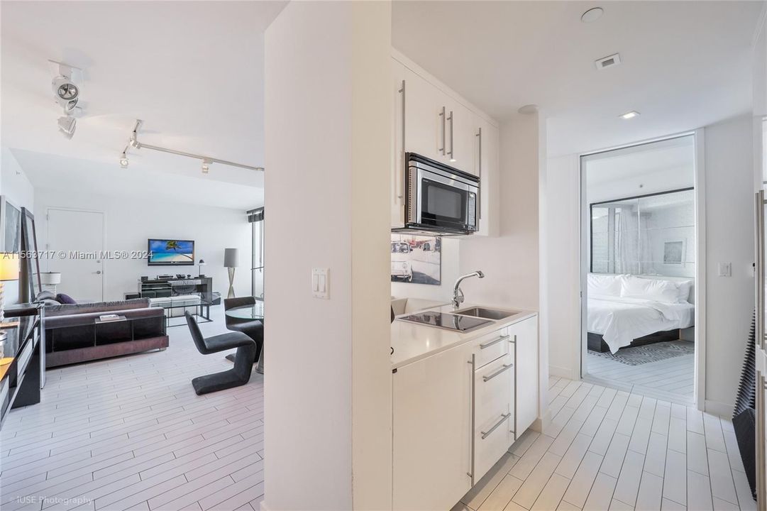 For Sale: $2,100,000 (1 beds, 1 baths, 933 Square Feet)