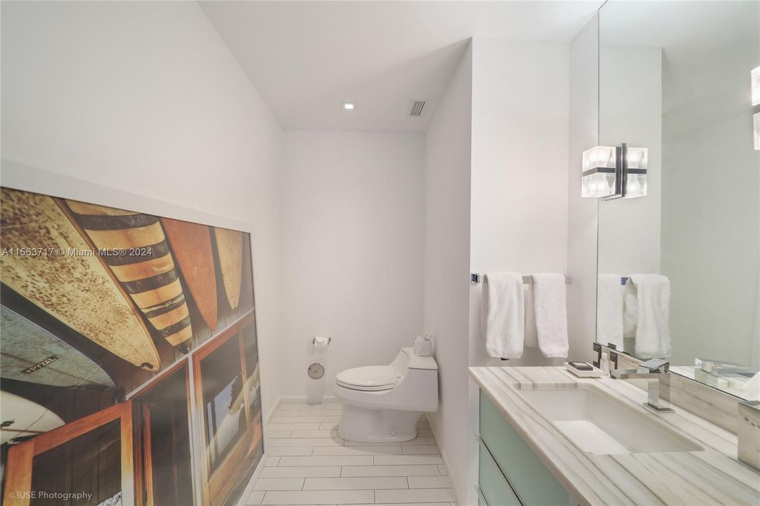 For Sale: $2,100,000 (1 beds, 1 baths, 933 Square Feet)