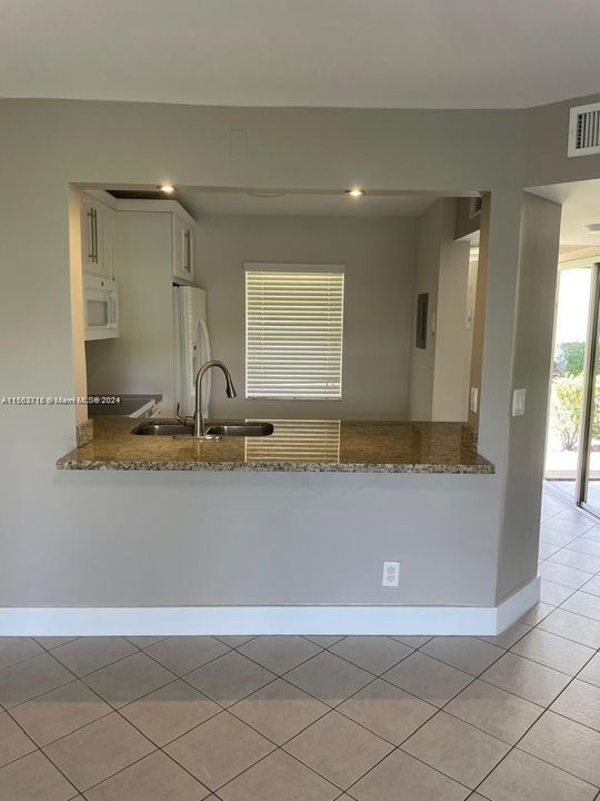 For Rent: $2,050 (2 beds, 2 baths, 809 Square Feet)