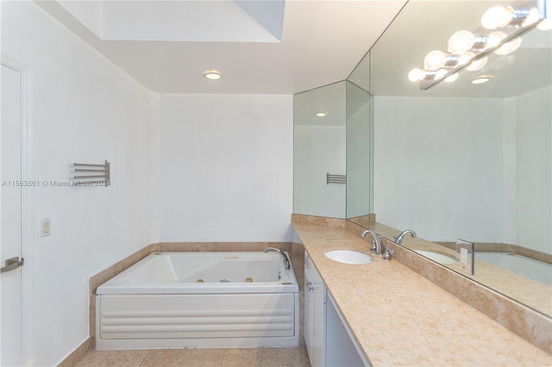 For Sale: $1,950,000 (2 beds, 2 baths, 1380 Square Feet)