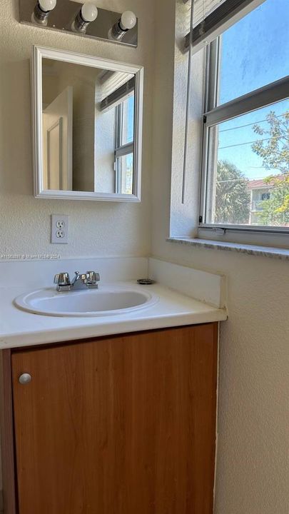 For Rent: $2,000 (2 beds, 2 baths, 953 Square Feet)