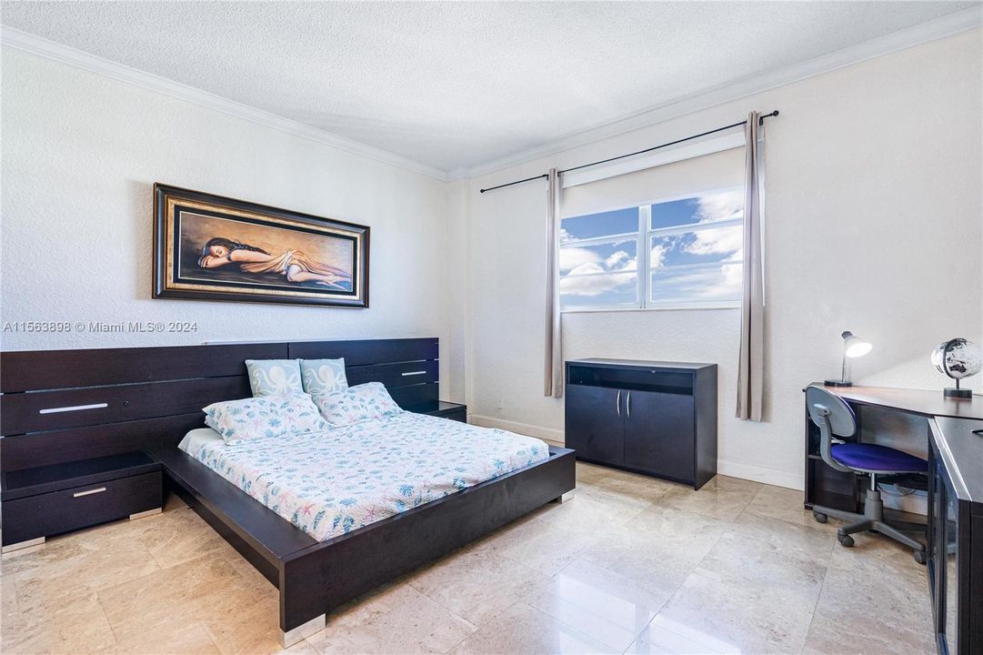 For Sale: $450,000 (1 beds, 1 baths, 905 Square Feet)