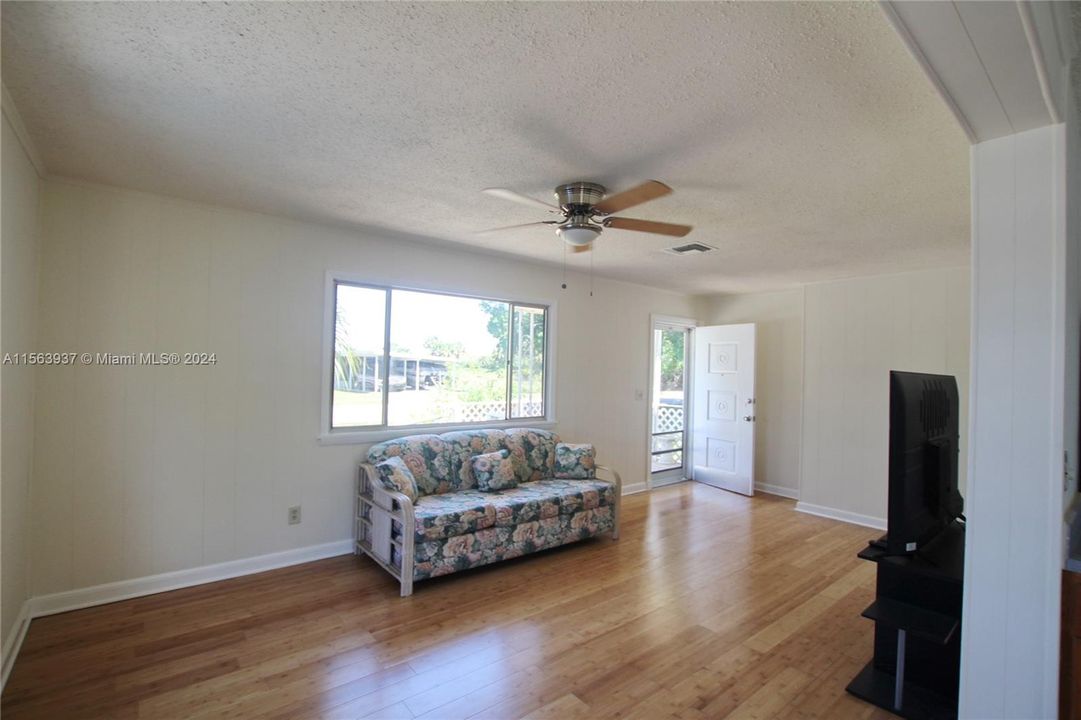 For Sale: $325,000 (3 beds, 2 baths, 1248 Square Feet)