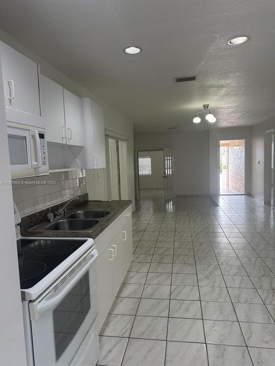 Recently Rented: $3,250 (2 beds, 2 baths, 1138 Square Feet)