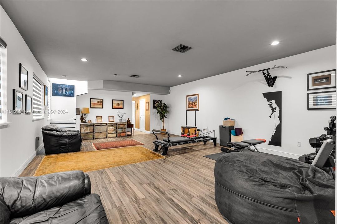 Active With Contract: $1,529,000 (3 beds, 2 baths, 2318 Square Feet)
