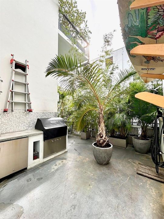 For Sale: $895,000 (1 beds, 1 baths, 804 Square Feet)