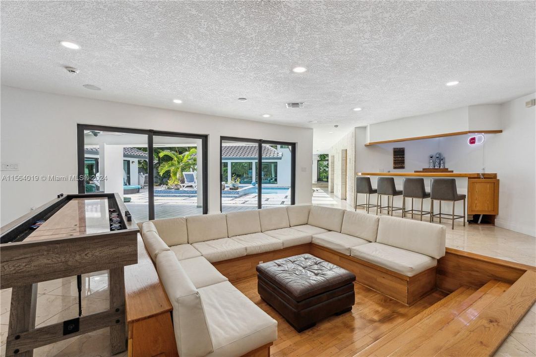 Recently Sold: $2,500,000 (7 beds, 4 baths, 5002 Square Feet)