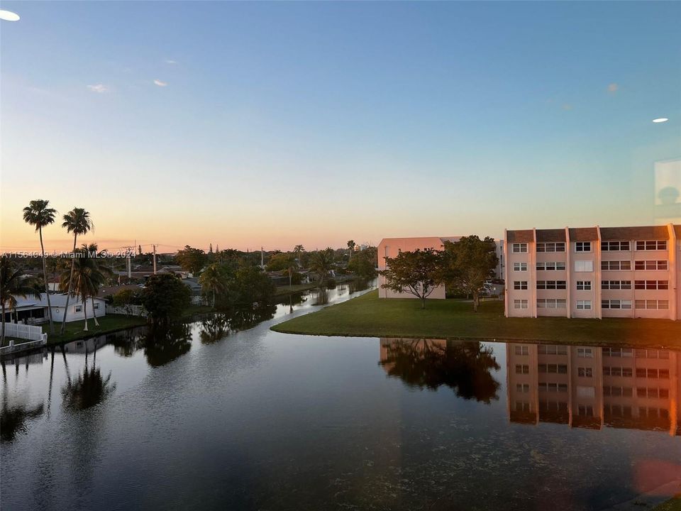 Active With Contract: $330,000 (2 beds, 2 baths, 1470 Square Feet)