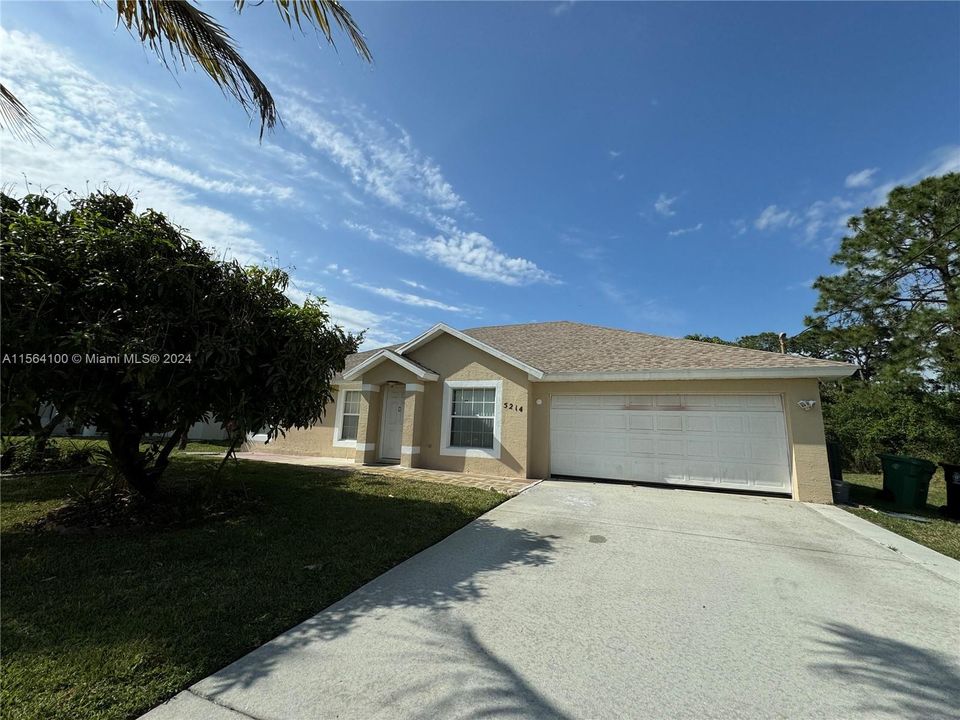 Недавно продано: $395,000 (4 спален, 2 ванн, 1796 Квадратных фут)