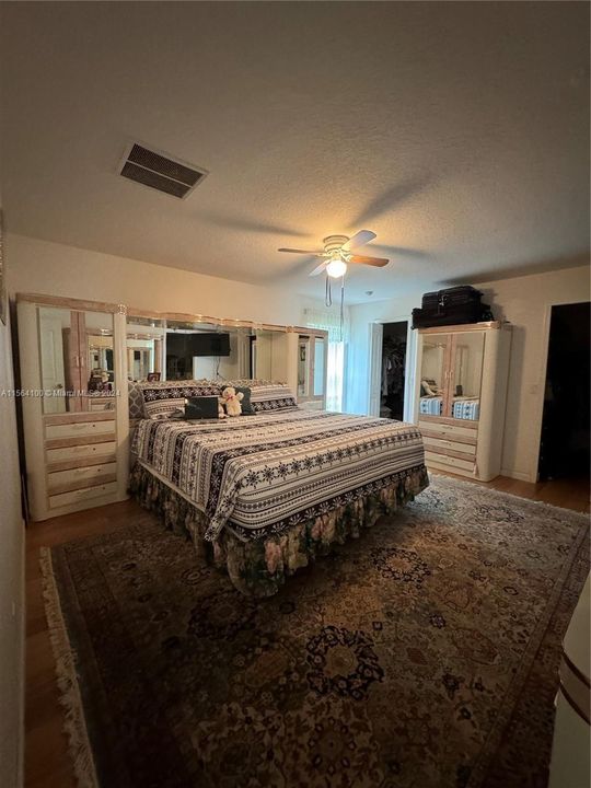 Недавно продано: $395,000 (4 спален, 2 ванн, 1796 Квадратных фут)