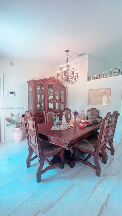 Недавно продано: $395,000 (4 спален, 2 ванн, 1796 Квадратных фут)