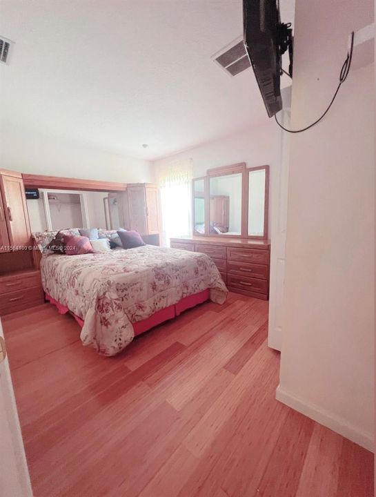 Недавно продано: $395,000 (4 спален, 2 ванн, 1796 Квадратных фут)