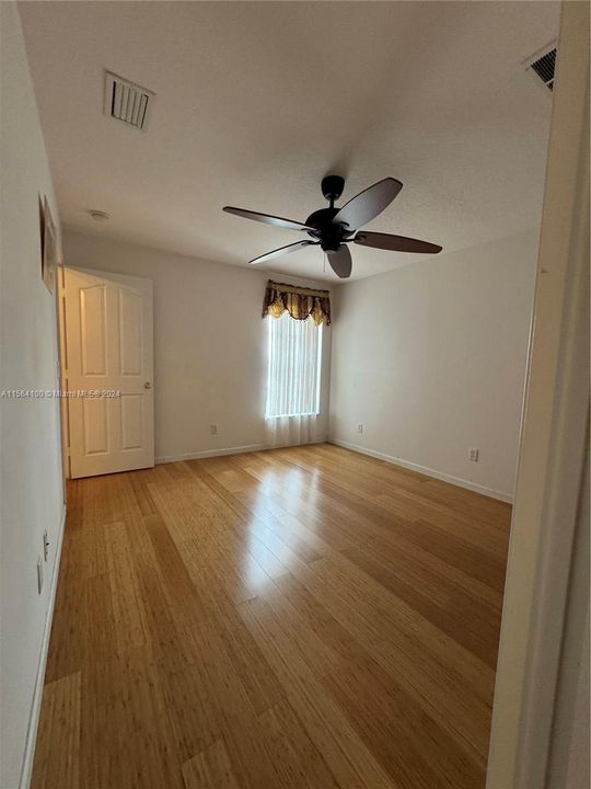 Недавно продано: $395,000 (4 спален, 2 ванн, 1796 Квадратных фут)