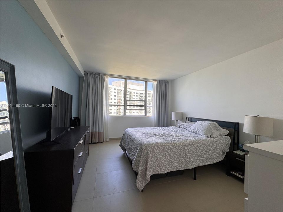 For Sale: $499,000 (1 beds, 1 baths, 728 Square Feet)